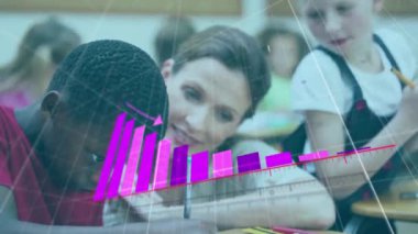 Çeşitli okul çocukları ve bayan öğretmenler üzerinde finansal veri işleme animasyonu. Küresel eğitim, işletme, bağlantılar, hesaplama ve veri işleme kavramı dijital olarak oluşturulmuş video.