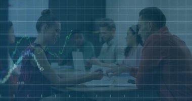 Çeşitli erkek ve kadın meslektaşların günlük toplantılarda tartıştıkları veri işleme animasyonları. Veri, dijital arayüz, takım çalışması, iş, ofis ve iletişim, dijital olarak oluşturulmuş video.