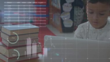 İlkokulda dizüstü bilgisayar kullanan iki ırklı bir çocuğun veri işleme çizelgelerinde canlandırması. Dijital arayüz, okul, eğitim, bağlantı ve iletişim, dijital olarak oluşturulmuş video.