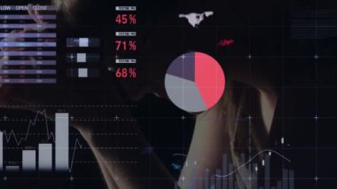 Beyaz bir kadının dua ettiği diyagram, veri işleme ve dünya haritasının animasyonu. İnanç ve dijital arayüz kavramı, dijital olarak oluşturulmuş video.