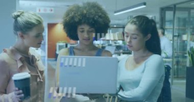 Ofisteki çeşitli iş adamları üzerinde finansal veri işleme animasyonu. Küresel finans, iş, bağlantılar, hesaplama ve veri işleme kavramı dijital olarak oluşturulmuş video.