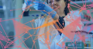 Kafkas kadın bilim adamının laboratuvarda parlayan ışık izlerinin animasyonu. Küresel bilim, bağlantılar, hesaplama ve veri işleme kavramı dijital olarak oluşturulmuş video.