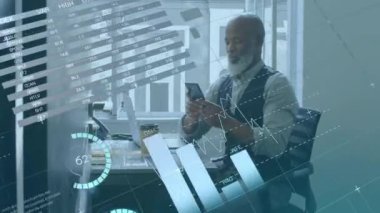 Afro-Amerikan iş adamının akıllı telefon kullanarak üzerinde şema ve veri işleme animasyonları. Küresel iş ve dijital arayüz kavramı dijital olarak oluşturulmuş video.