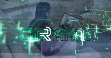 Bilgisayar kullanarak veri işleme üzerinden şifreli metin ve çift ırklı kadın üzerinden bağlantı animasyonu. Küresel iş, bağlantılar, hesaplama ve veri işleme kavramı dijital olarak oluşturulmuş video.