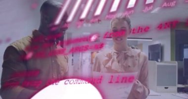 Ofisteki çeşitli iş adamları üzerinde finansal veri işleme animasyonu. Küresel finans, iş, bağlantılar, hesaplama ve veri işleme kavramı dijital olarak oluşturulmuş video.