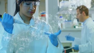 Laboratuvardaki çeşitli bilim adamları üzerinde DNA iplikçiklerinin ve bilimsel veri işlemesinin animasyonu. Küresel bilim, bağlantılar, hesaplama ve veri işleme kavramı dijital olarak oluşturulmuş video.