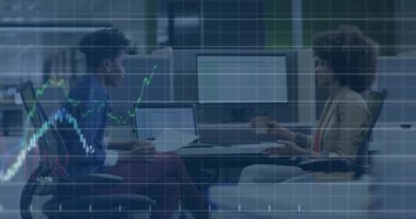 Muhtelif meslektaşların ofiste iş görüşmesi üzerine finansal veri işleme animasyonu. Küresel iş, bilgisayar, iletişim ve dijital arayüz kavramı dijital olarak oluşturulmuş video.