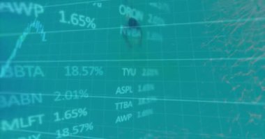 Güneşli yüzme havuzunda yüzen beyaz bir adam hakkında veri işleme haritalarının animasyonu. Veri, dijital arayüz, bağlantı, yaz, tatiller ve özgürlük, dijital olarak oluşturulmuş video.