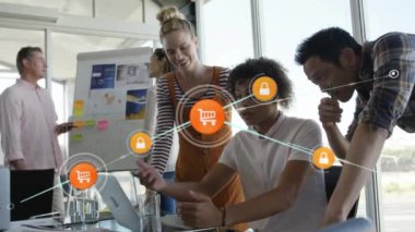 Ofisteki çeşitli iş adamlarının simgeleriyle bağlantı ağının animasyonu. Küresel finans, iş, bağlantılar, hesaplama ve veri işleme kavramı dijital olarak oluşturulmuş video.