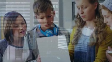 Sınıfta kadın öğretmenle birlikte çeşitli öğrencilerin finansal veri işleme animasyonu. Küresel finans, iş, bağlantılar, hesaplama ve veri işleme kavramı dijital olarak oluşturulmuş video.