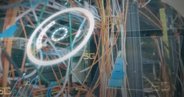 5G metin animasyonu, bilgisayar sunucuları üzerinde dijital veri işleme. Dijital olarak oluşturulmuş küresel bağlantılar, hesaplama ve veri işleme kavramı.