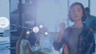 Farklı meslekdaşların iş tartışmalarında simgelerle bağlantı ağının animasyonu. Küresel iş, takım çalışması ve dijital arayüz kavramı dijital olarak oluşturulmuş video.