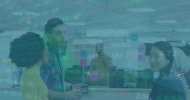 Ofisteki çeşitli iş adamları üzerinde finansal veri işleme animasyonu. Küresel finans, iş, bağlantılar, hesaplama ve veri işleme kavramı dijital olarak oluşturulmuş video.