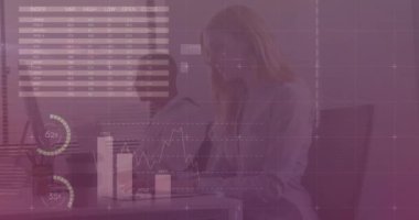 Ofisteki çeşitli iş adamları üzerinde finansal veri işleme animasyonu. Küresel finans, iş, bağlantılar, hesaplama ve veri işleme kavramı dijital olarak oluşturulmuş video.