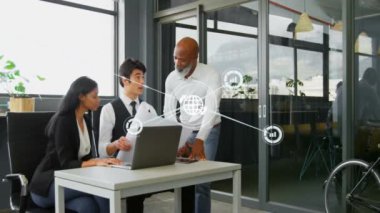 Ofisteki çeşitli iş adamlarının simgeleriyle bağlantı ağının animasyonu. Küresel finans, iş, bağlantılar, hesaplama ve veri işleme kavramı dijital olarak oluşturulmuş video.