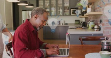 Yaşlı çiftlerin kucaklaşması üzerine ampul simgelerinin canlandırılması. Sosyal medya, emeklilik ve dijital arayüz kavramı dijital olarak oluşturulmuş video.