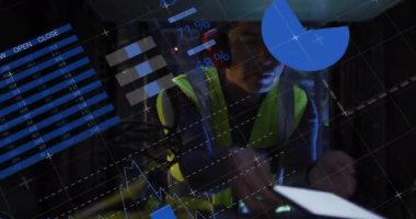 Asyalı erkek üzerinde bilgisayar sunucuları tarafından veri işleme animasyonu. Küresel finans, iş, bağlantılar, hesaplama ve veri işleme kavramı dijital olarak oluşturulmuş video.