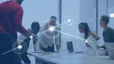 Çeşitli meslektaşların iş tartışmaları üzerine veri işleme ve diyagramların animasyonu. İş, takım çalışması ve dijital arayüz konsepti dijital olarak oluşturulmuş video.