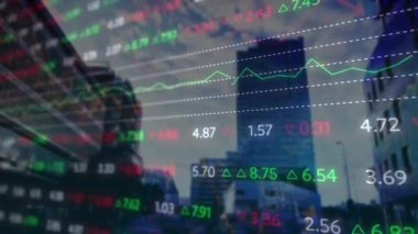 Şehir manzarası üzerinde finansal veri işleme animasyonu. Küresel finans, iş, bağlantılar, hesaplama ve veri işleme kavramı dijital olarak oluşturulmuş video.