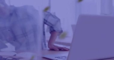 Ofiste dizüstü bilgisayar kullanan Kafkas iş kadınının finansal veri işleme animasyonu. Küresel finans, iş, bağlantılar, hesaplama ve veri işleme kavramı dijital olarak oluşturulmuş video.