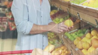 Beyaz adamın market alışverişi üzerine finansal veri işleme animasyonu. Küresel alışveriş, finans, bağlantılar, hesaplama ve veri işleme kavramı dijital olarak oluşturulmuş video.