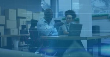 Dizüstü bilgisayarla çeşitli iş adamları üzerinde finansal veri işleme animasyonu. Küresel finans, iş, bağlantılar, hesaplama ve veri işleme kavramı dijital olarak oluşturulmuş video.