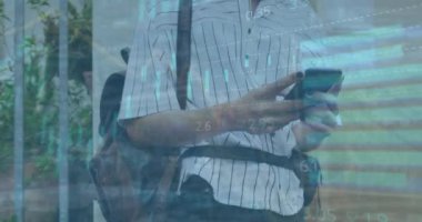 Akıllı telefonu olan melez bir kadının finansal veri işleme animasyonu. Küresel iş, finans, hesaplama ve veri işleme kavramı dijital olarak oluşturulmuş video.