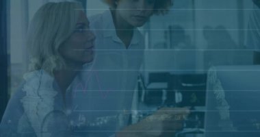 Çeşitli iş adamlarının iş görüşmeleri üzerine veri işleme ve diyagramların animasyonu. Küresel iş, takım çalışması ve dijital arayüz kavramı dijital olarak oluşturulmuş video.