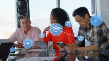 Ofisteki çeşitli iş adamlarının simgeleriyle bağlantı ağının animasyonu. Küresel finans, iş, bağlantılar, hesaplama ve veri işleme kavramı dijital olarak oluşturulmuş video.