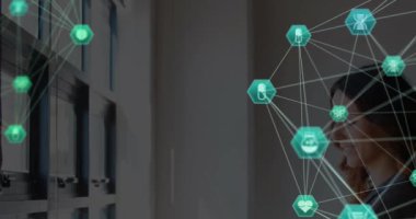 Tablet kullanan Kafkas iş kadını üzerindeki simgelerle bağlantı ağının animasyonu. Küresel finans, iş, bağlantılar, hesaplama ve veri işleme kavramı dijital olarak oluşturulmuş video.