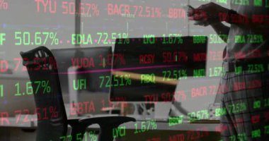 Akıllı telefon kullanan beyaz iş adamının finansal veri işleme animasyonu. Küresel finans, iş, bağlantılar, hesaplama ve veri işleme kavramı dijital olarak oluşturulmuş video.