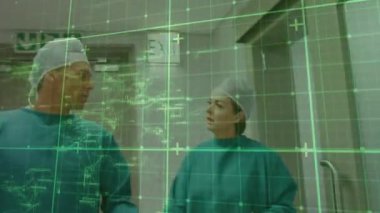 Çeşitli cerrahlar üzerinde veri işleme animasyonu. Küresel tıp, işletme, bağlantılar, hesaplama ve veri işleme kavramı dijital olarak oluşturulmuş video.