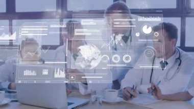 Çeşitli doktorların veri işlediği ekranların animasyonu. Küresel tıp, bağlantılar, hesaplama ve veri işleme kavramı dijital olarak oluşturulmuş video.