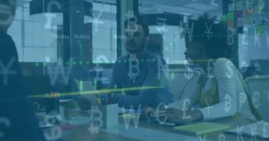 Ofisteki çeşitli iş adamları üzerinde finansal veri işleme animasyonu. Küresel finans, iş, bağlantılar, hesaplama ve veri işleme kavramı dijital olarak oluşturulmuş video.