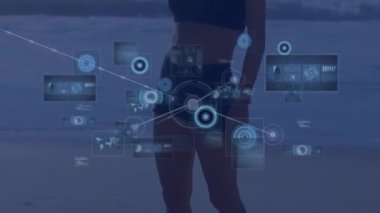 Kumsaldaki beyaz kadın üzerinden veri işleme ağı bağlantılarının animasyonu. Küresel spor, bilgisayar, teknoloji ve dijital arayüz kavramı dijital olarak oluşturulmuş video.
