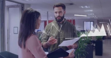 Muhtelif meslektaşların ofiste iş görüşmesi üzerine finansal veri işleme animasyonu. Küresel iş, finans ve dijital arayüz kavramı dijital olarak oluşturulmuş video.