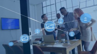 Farklı meslekdaşların iş tartışmalarında simgelerle bağlantı ağının animasyonu. Küresel iş, teknoloji ve dijital arayüz kavramı dijital olarak oluşturulmuş video.