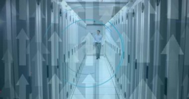 Beyaz iş adamının sunucu odasında asma kilit simgesi ve yukarı doğru okların animasyonu. Güvenlik, ağ, veri, dijital arayüz ve iletişim, dijital olarak oluşturulmuş video.