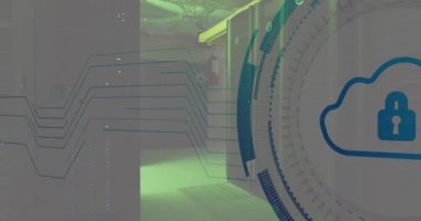 Sunucu odasının üzerinde bulut ve asma kilit ikonu ile tarama alanının animasyonu. Küresel teknoloji, bilgisayar, çevrimiçi güvenlik ve dijital arayüz kavramı dijital olarak oluşturulmuş video.