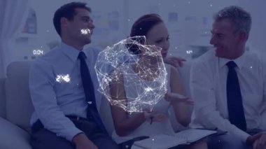 Ofisteki çeşitli iş adamları üzerinde küresel ve veri işleme animasyonu. Küresel finans, iş, bağlantılar, hesaplama ve veri işleme kavramı dijital olarak oluşturulmuş video.