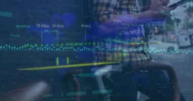 Şehirdeki akıllı telefon kullanan beyaz bir adam hakkında finansal veri işleme animasyonu. Küresel finans, iş, bağlantılar, hesaplama ve veri işleme kavramı dijital olarak oluşturulmuş video.