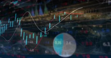 Gece manzarası üzerindeki veri işleme ve diyagramlarının animasyonu. Küresel teknoloji ve dijital arayüz konsepti dijital olarak oluşturulmuş video.