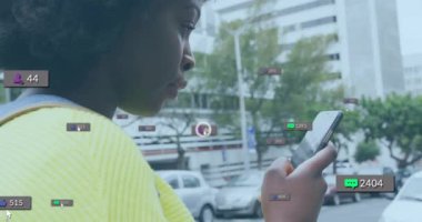 Afro-Amerikan kadınlarının şehir caddesinde akıllı telefon kullanmasıyla ilgili medya bildirimleri. Yaz, yaşam tarzı, şehir, dijital arayüz, sosyal ağ ve iletişim, dijital olarak oluşturulmuş video.