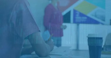 Ofisteki çeşitli iş adamları üzerinde finansal veri işleme animasyonu. Küresel finans, iş, bağlantılar, hesaplama ve veri işleme kavramı dijital olarak oluşturulmuş video.