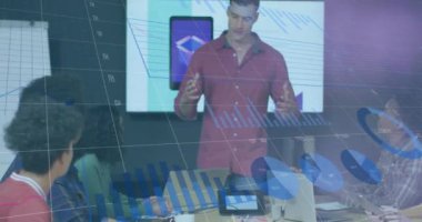 Ofisteki çeşitli iş adamları üzerinde finansal veri işleme animasyonu. Küresel finans, iş, bağlantılar, hesaplama ve veri işleme kavramı dijital olarak oluşturulmuş video.