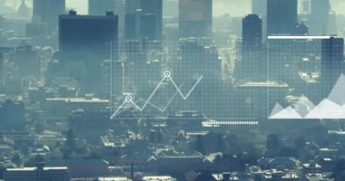 Şehir manzarası üzerinde finansal veri işleme animasyonu. Küresel finans, iş, bağlantılar, hesaplama ve veri işleme kavramı dijital olarak oluşturulmuş video.