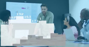 Toplantıda çeşitli iş adamlarının veri işleme animasyonları. Küresel iş, takım çalışması ve dijital arayüz kavramı dijital olarak oluşturulmuş video.