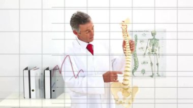 Kafkas erkek doktorun omurga ile sunduğu verilerin grafik işleme animasyonu. Veri, dijital arayüz, tıp, sağlık, eğitim ve iletişim, dijital olarak oluşturulmuş video.