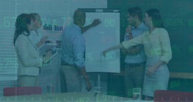 Ofisteki çeşitli iş adamları üzerinde finansal veri işleme animasyonu. Küresel finans, iş, bağlantılar, hesaplama ve veri işleme kavramı dijital olarak oluşturulmuş video.