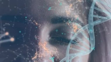Çift ırklı kadının yüzünde dönen DNA iplikçiklerinin animasyonu. Küresel bilim, bilgisayar ve veri işleme kavramı dijital olarak oluşturulmuş video.